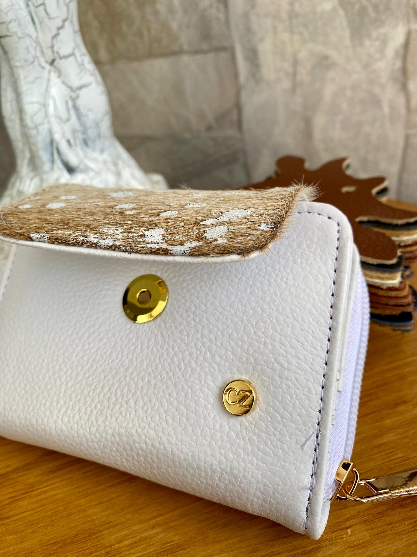 Billetera Bovi III CZ Blanco-Beige pelo