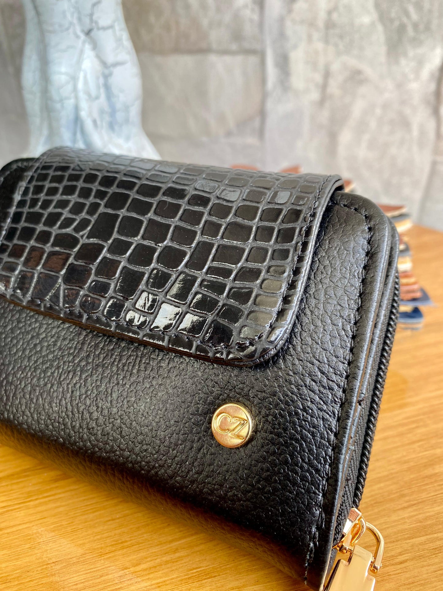 Billetera Verona I CZ Negro-textura charol